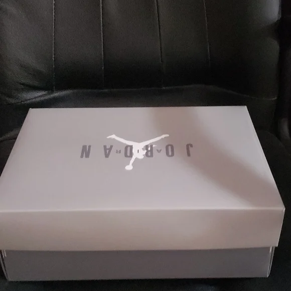 AIR JORDAN 11 RETRO (GS) 'Cool Grey' 2021 - Picture 12 of 16